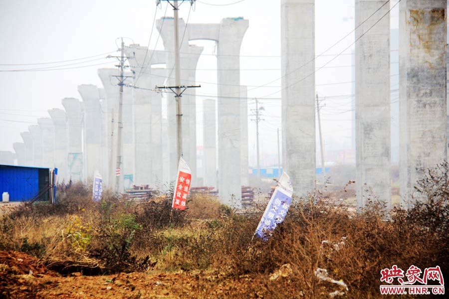 整個(gè)京廣快速路南段工程共分為六個(gè)工區(qū)，柴鍋轉(zhuǎn)盤處是京廣快速路南段三工區(qū)的施工區(qū)域。