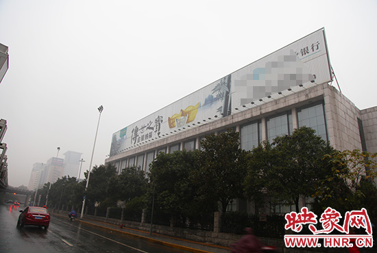 河南省人民會(huì)堂南面戶外廣告。