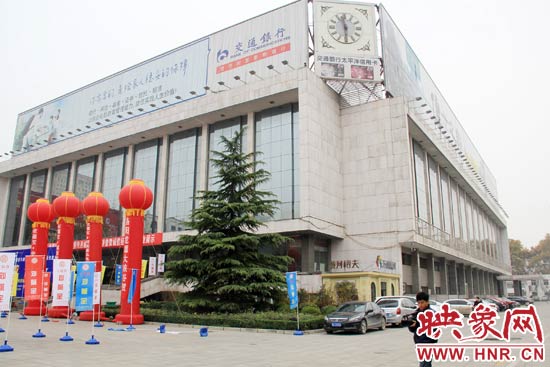 11月28日，記者從鄭州市政府獲悉，河南省人民會(huì)堂決定拆除違法存在10多年的巨型樓頂廣告。