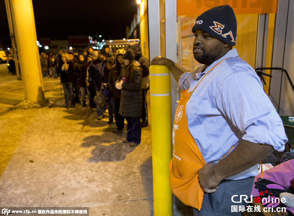 美國(guó)“黑色星期五”促銷(xiāo)啟動(dòng) 民眾深夜宿營(yíng)排隊(duì)搶購(gòu)