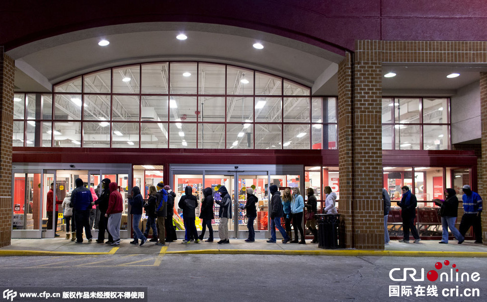 美國(guó)“黑色星期五”促銷(xiāo)啟動(dòng) 民眾深夜宿營(yíng)排隊(duì)搶購(gòu)