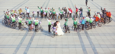 騎友們圍成一個(gè)“心”形，郝幸福在心尖上深情地親吻著新娘。