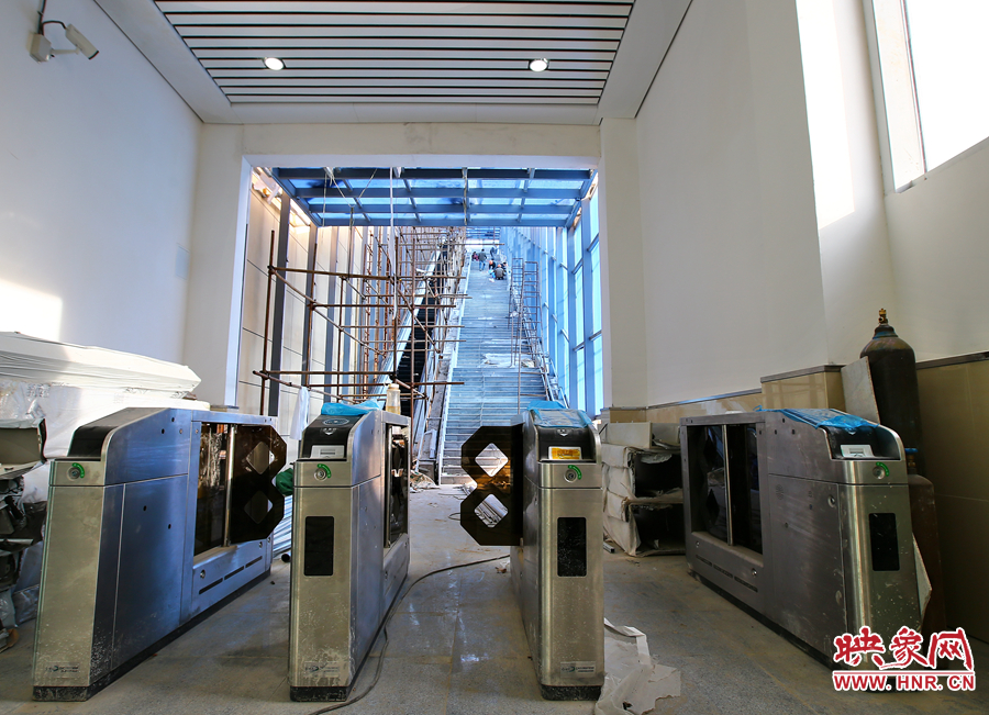 鄭開城際鐵路的進(jìn)站閘機(jī)口