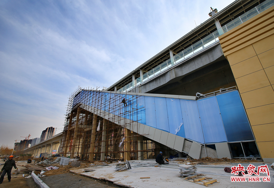 進(jìn)行掃尾工作的站臺樓梯間