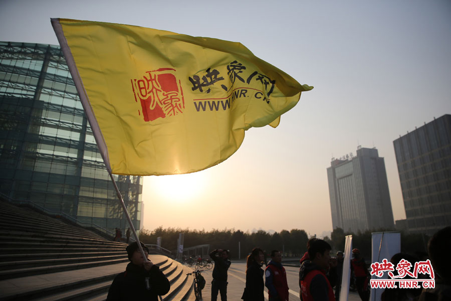 在映象網(wǎng)旗幟的召喚下，車友們匯聚在鄭東新區(qū)。