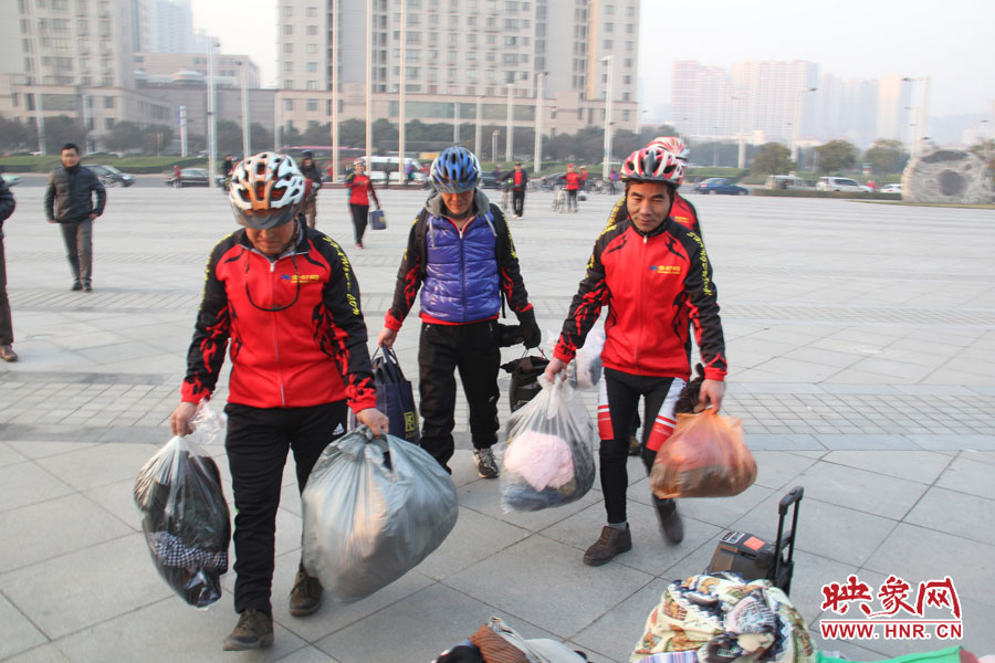 騎友陸續(xù)來(lái)到捐贈(zèng)現(xiàn)場(chǎng)