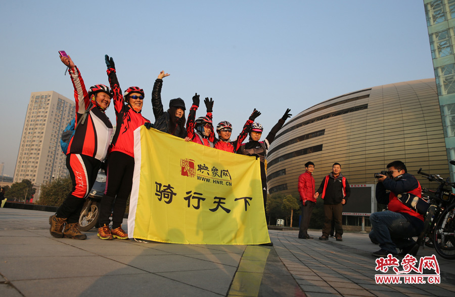 映象網(wǎng)騎行天下的車友，快樂(lè)寫在臉上