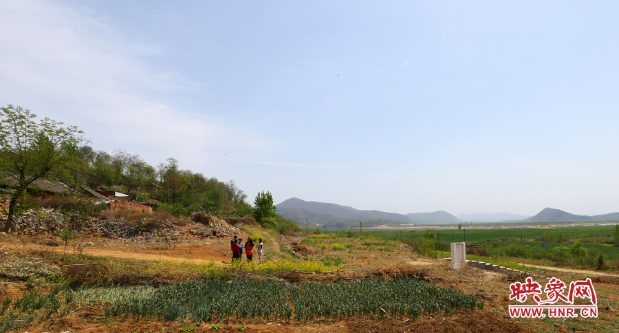 畫面左側的石井村是個只有十幾口人的小村，庫區(qū)移民搬遷時從遠處低洼處遷到此