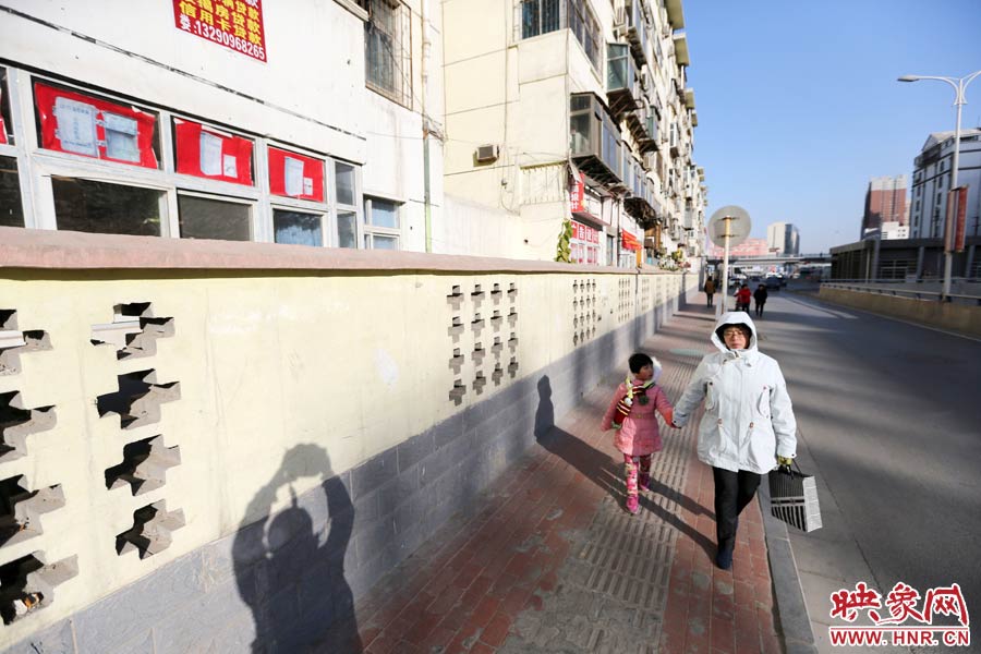 市民從墻外走過。