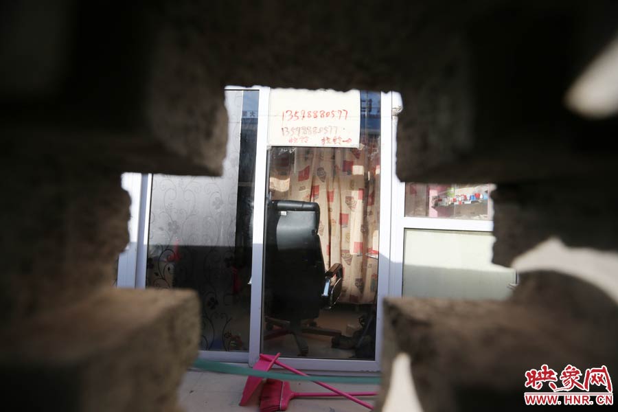 透過墻上的格子，可以看到里面的一切。