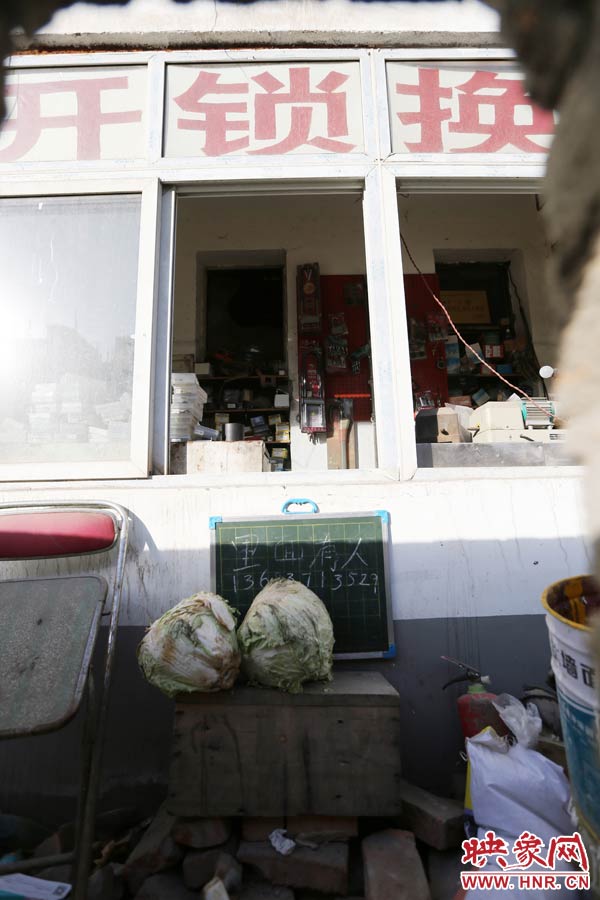 一家開鎖的商戶掛了一個(gè)牌子，上面寫著“里面有人”，提醒市民這里正常營(yíng)業(yè)。