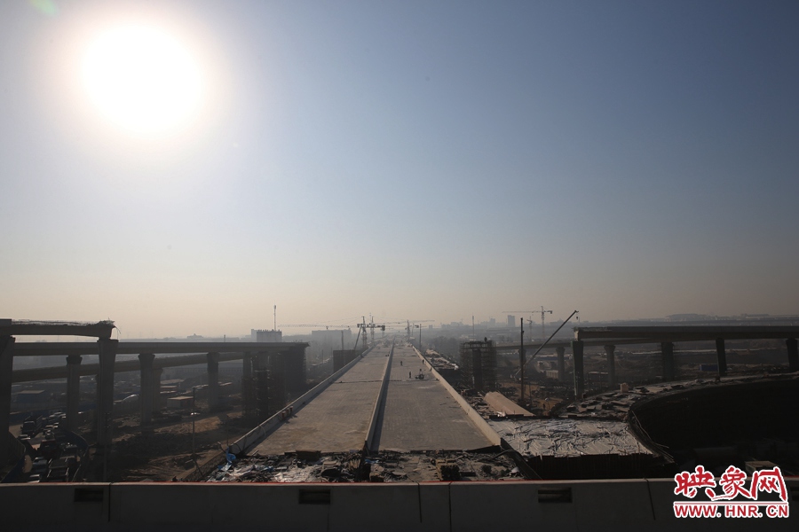 隴海高架從西四環(huán)上方通過。