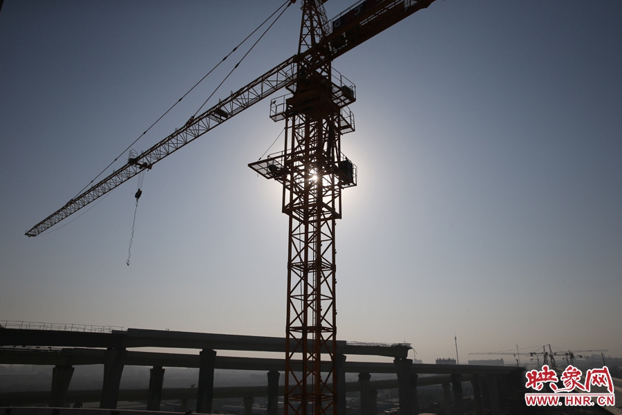 隴海高架與西四環(huán)立交仍在緊張施工中。