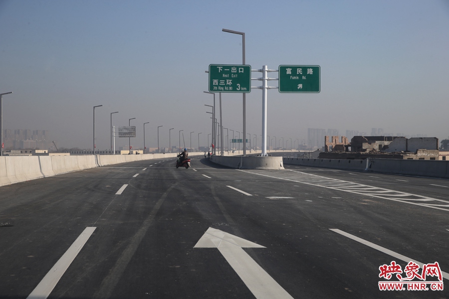 西三環(huán)方向與富民路出口。