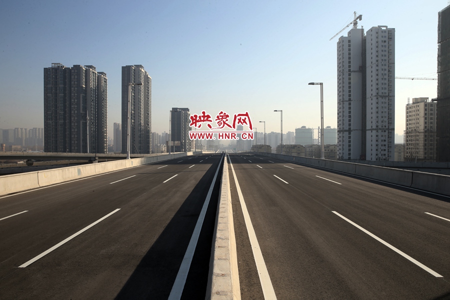 隴海高架過西三環(huán)進入市區(qū)。