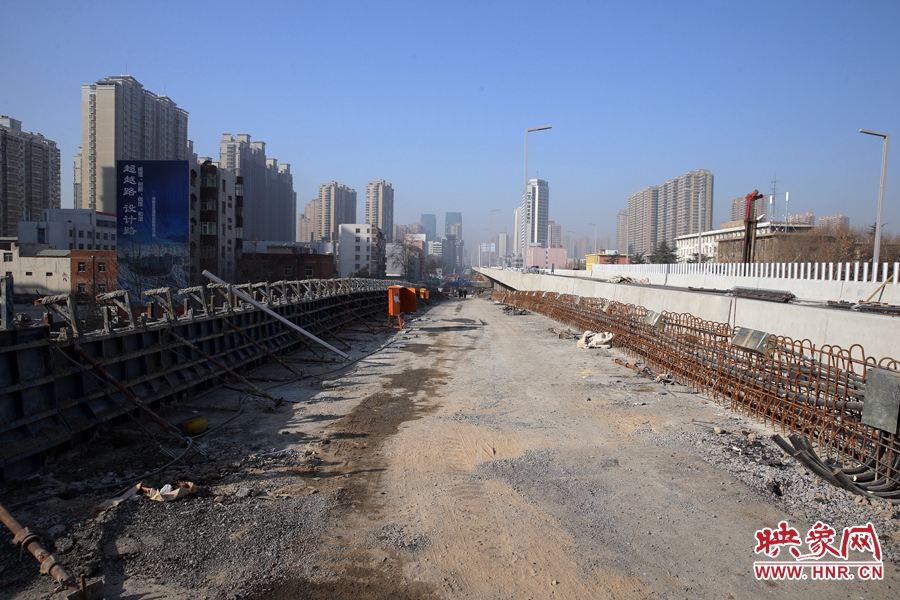 由西向東方向，嵩山南路出口以東，仍在緊張施工中。