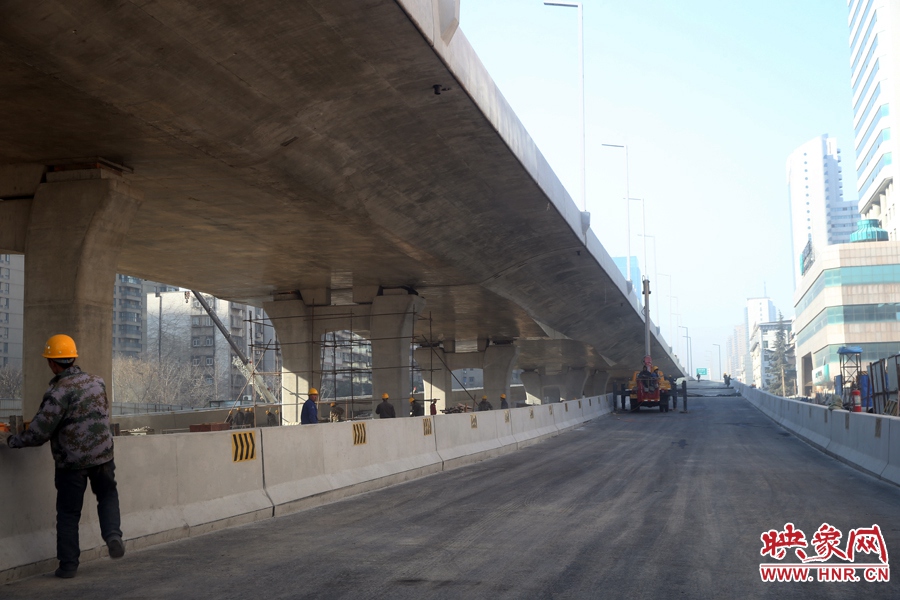 由西向東方向，嵩山南路出口以東，仍在緊張施工中。