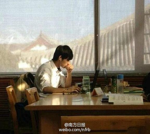 北大圖書館男神走紅 網(wǎng)友直呼“求交往” 北大圖書館男神走紅 網(wǎng)友直呼“求交往”