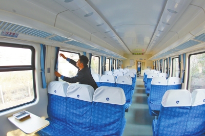 硬座車廂 藍色座套，清清爽爽。