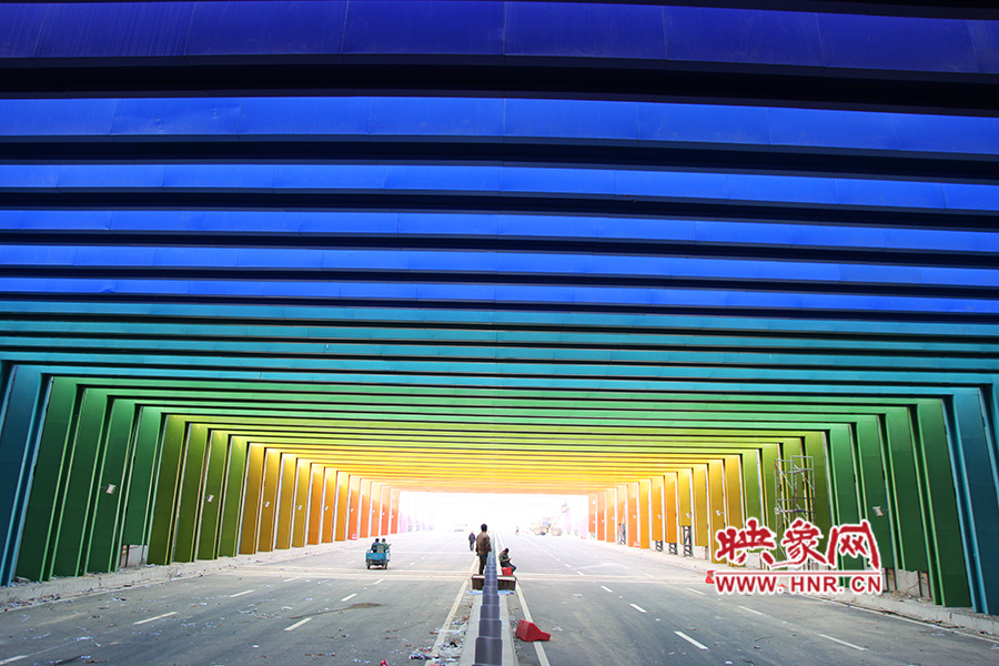 出隧道時由顏色過渡為紫色。