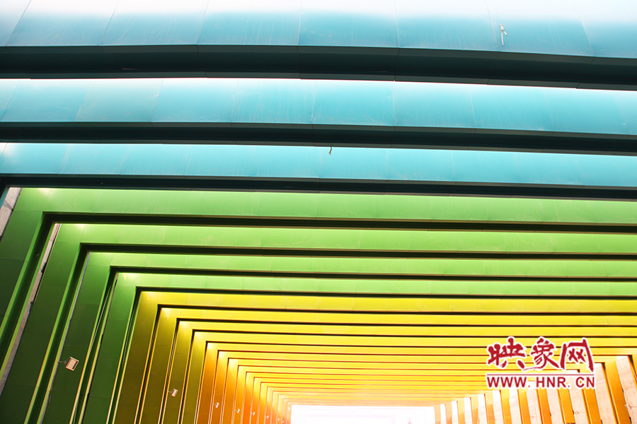 線條的明暗變化令人感覺夢幻般神奇。