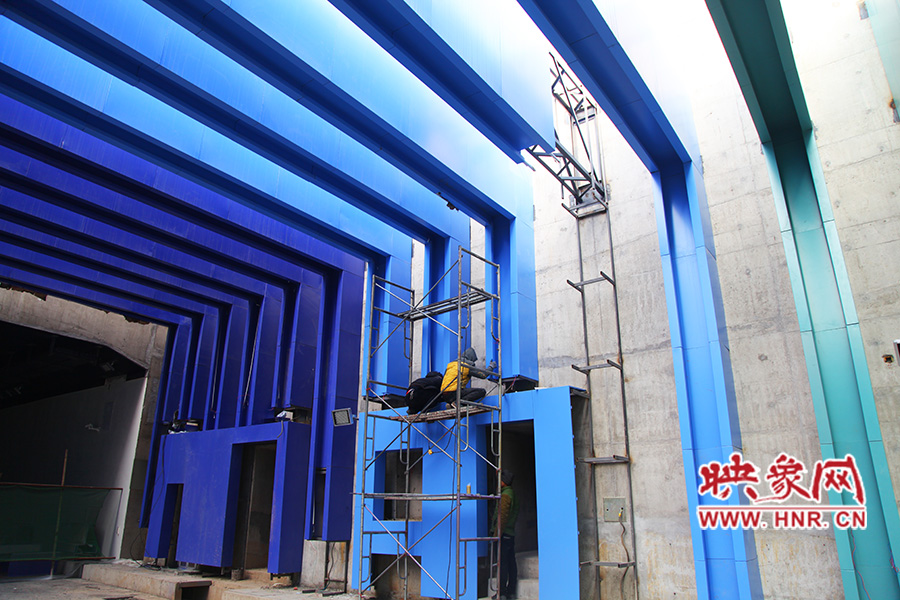 工人還在緊張施工。