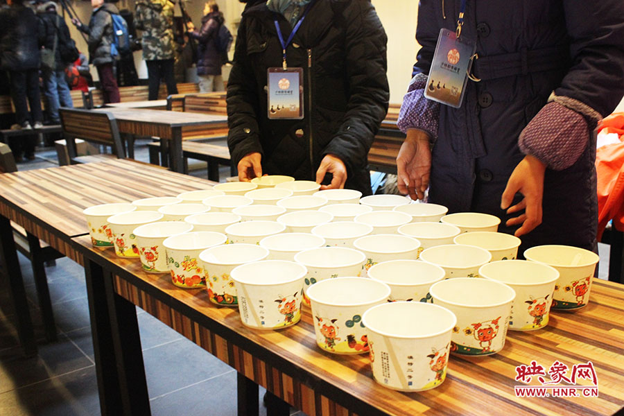 施粥人員準備了一次性飯盒，方便市民攜帶。