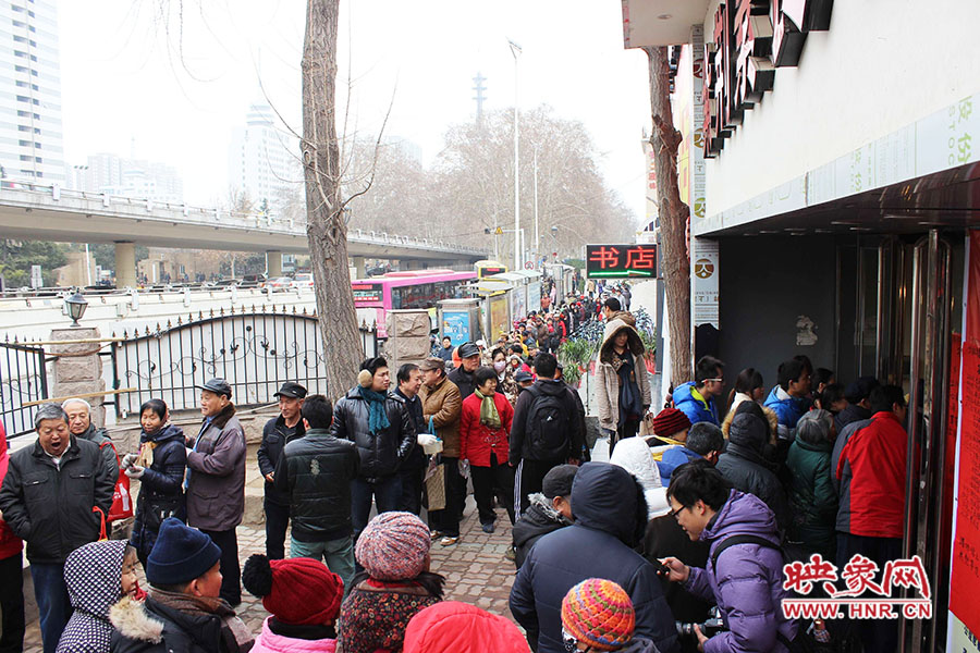 施粥現(xiàn)場排起近百米長隊。