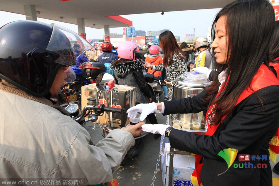 2015年2月10日，廣東佛山，順德龍山加油站為返鄉(xiāng)摩托車免費加油。