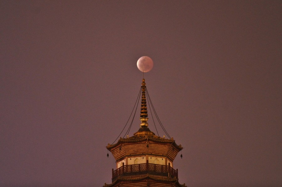 4月4日，廣東省廣州市，月全食與赤崗塔。（二次曝光）石榴/CFP