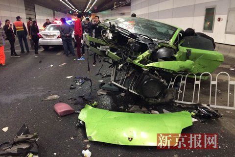 一輛蘭博基尼與一輛法拉利發(fā)生事故，現(xiàn)場(chǎng)狀況慘烈