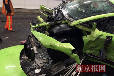 一輛蘭博基尼與一輛法拉利發(fā)生事故，現(xiàn)場(chǎng)狀況慘烈