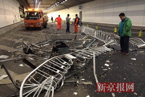 一輛蘭博基尼與一輛法拉利發(fā)生事故，現(xiàn)場(chǎng)狀況慘烈