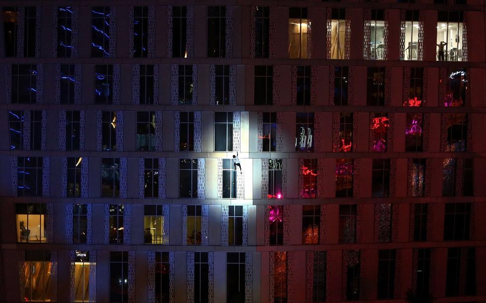 法國“蜘蛛人”夜攀世界最高扭曲大廈場面驚險(xiǎn)