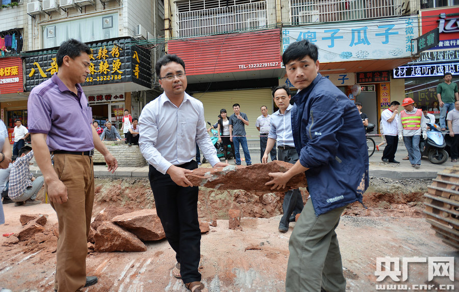 一旦發(fā)現(xiàn)恐龍蛋化石，及時(shí)上報(bào)，通知公安和文物部門(mén)進(jìn)行保護(hù)。
