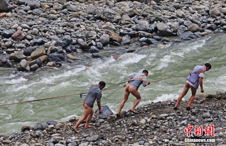圖為原始古樸的纖夫拉纖。