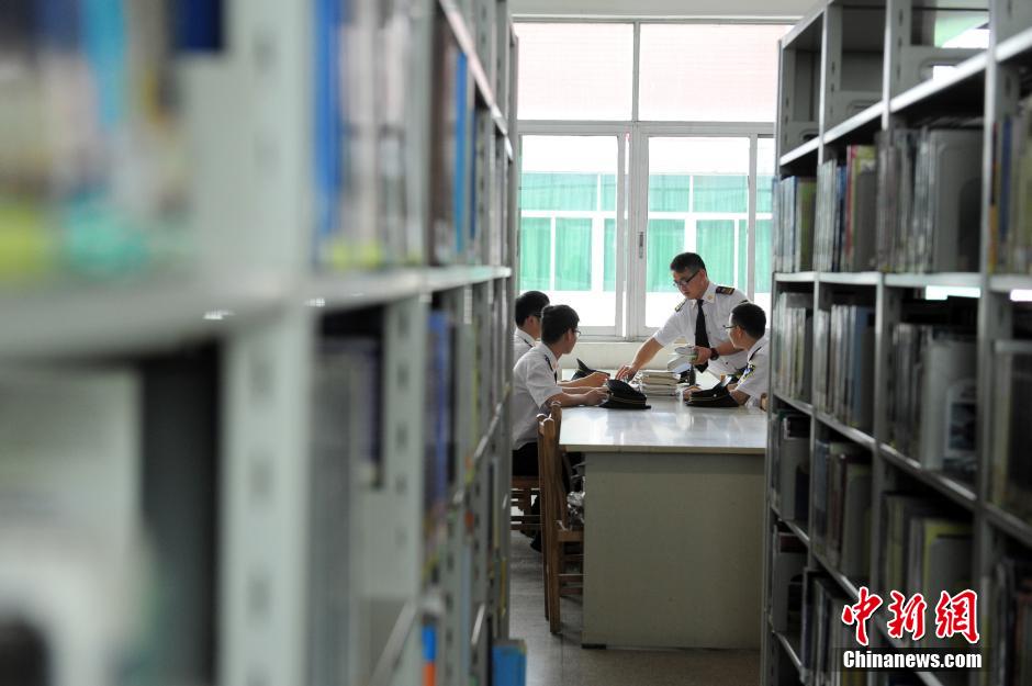 5月8日，武漢輕工大學(xué)保安吳濤、江力、黃凱、萬文杰在圖書館學(xué)習(xí)中。中新社發(fā) 張暢 攝