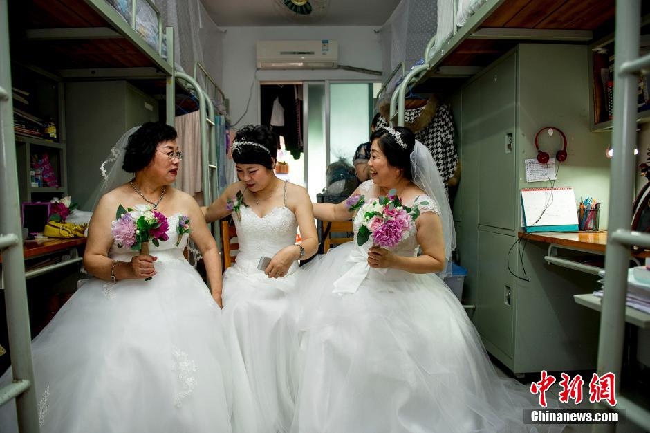 　廣東一大學(xué)為校友舉行集體婚禮 50對(duì)夫妻重返母校