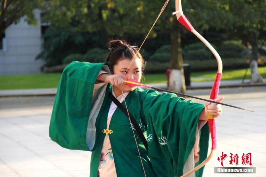 練習(xí)射箭的胡雅潔。