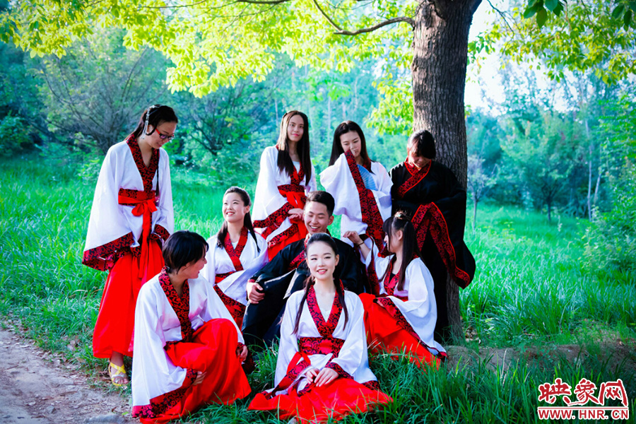 這片樹蔭留下我們太多的歡聲笑語(yǔ)。