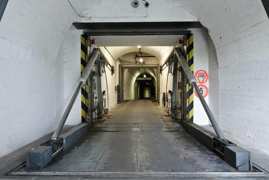 圖為地堡內(nèi)的通道，皆配備攝像頭。