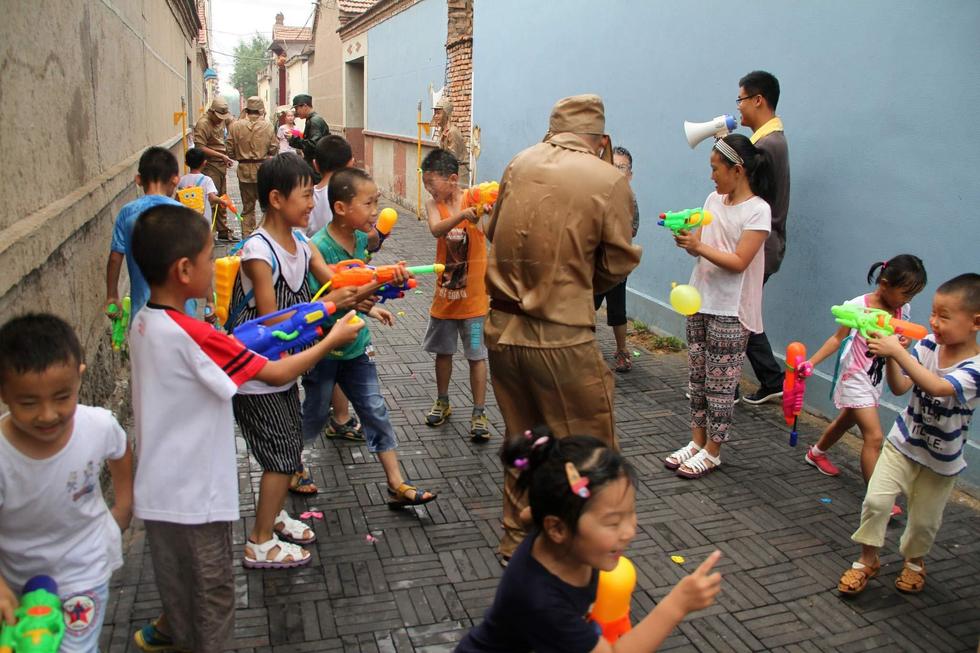 孩子們持水槍打鬼子。