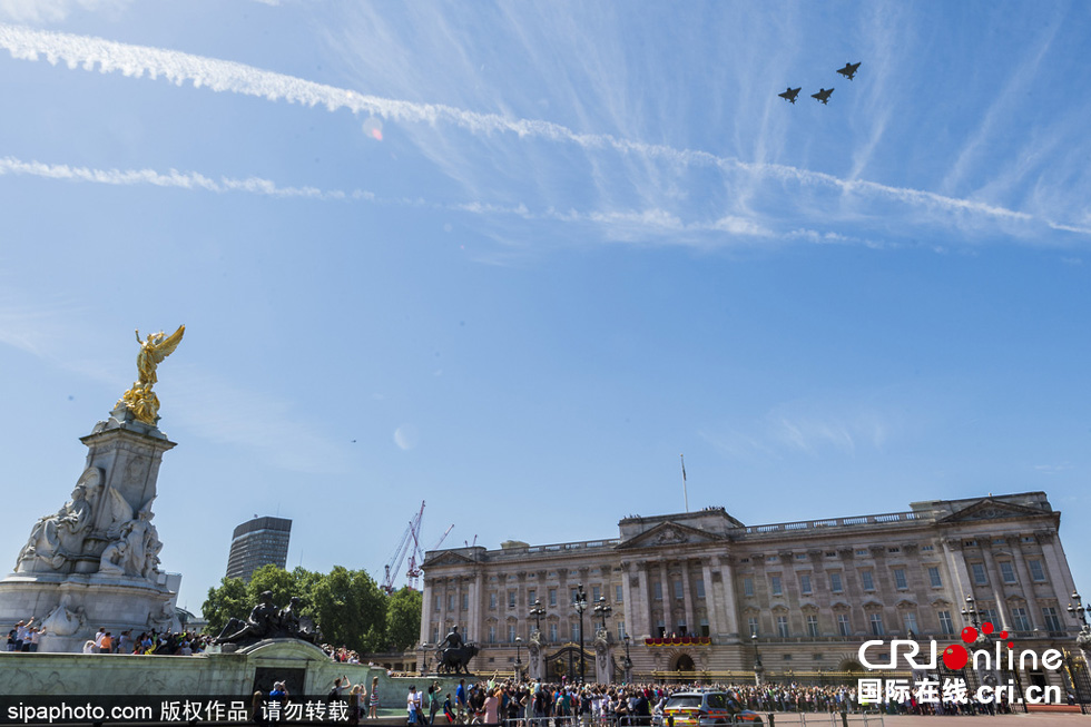 數(shù)架颶風(fēng)噴火戰(zhàn)斗機(jī)和臺風(fēng)戰(zhàn)斗機(jī)編隊飛躍白金漢宮上空，參加了紀(jì)念儀式。