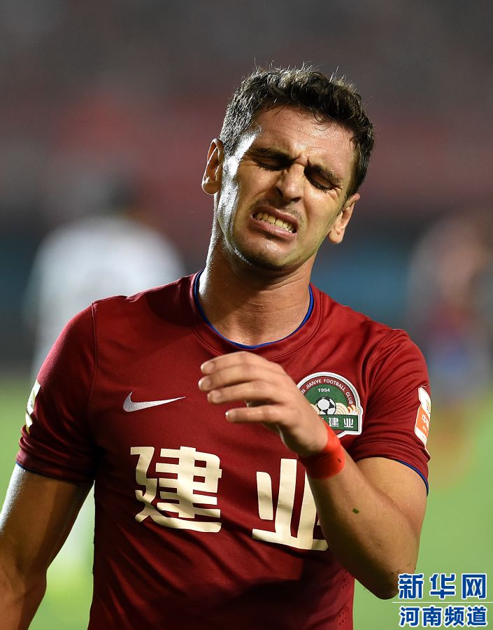7月19日，河南建業(yè)隊球員伊沃錯失破門機會。新華社記者李博攝