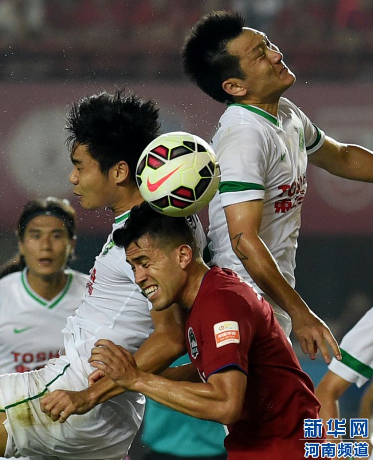 7月19日，河南建業(yè)隊球員哈維爾（右二）在比賽中與對手爭搶頭球。