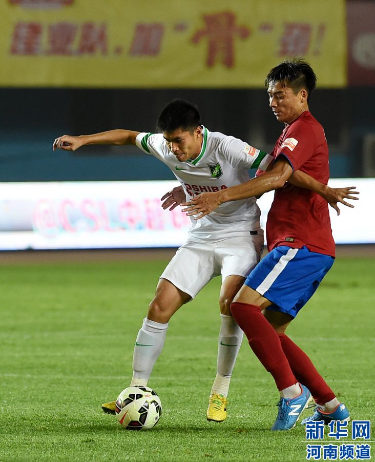 7月19日，杭州綠城隊球員黃希揚（左）在比賽中控球。