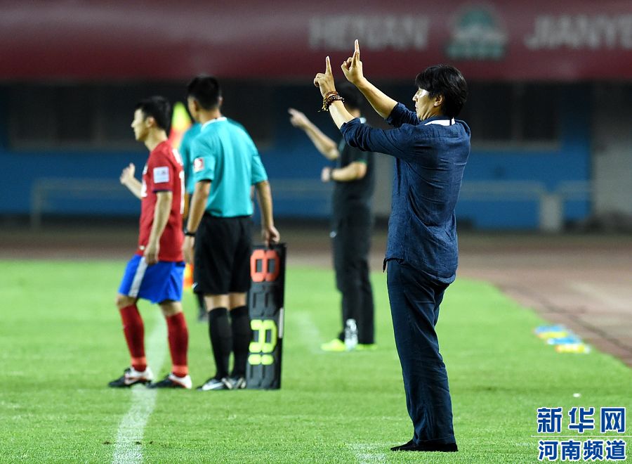 7月19日，河南建業(yè)隊主教練賈秀全（右一）在場邊指揮。