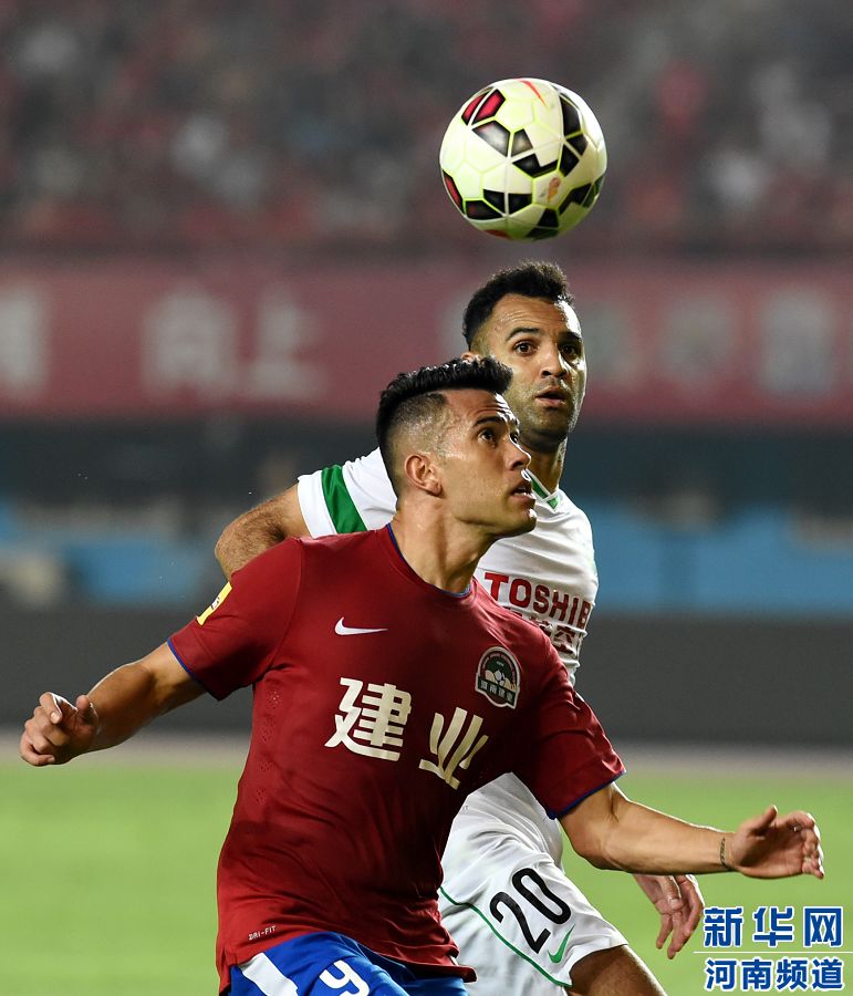 7月19日，河南建業(yè)隊球員哈維爾（前）在比賽中拼搶。