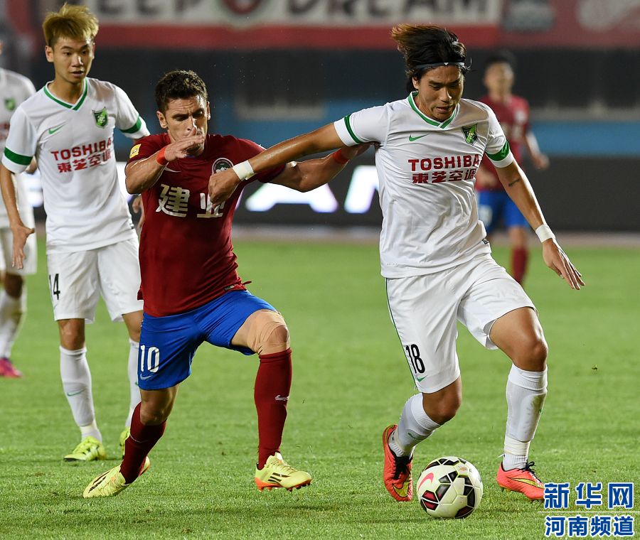 　7月19日，杭州綠城隊球員趙宇豪（右）在比賽中爭搶。