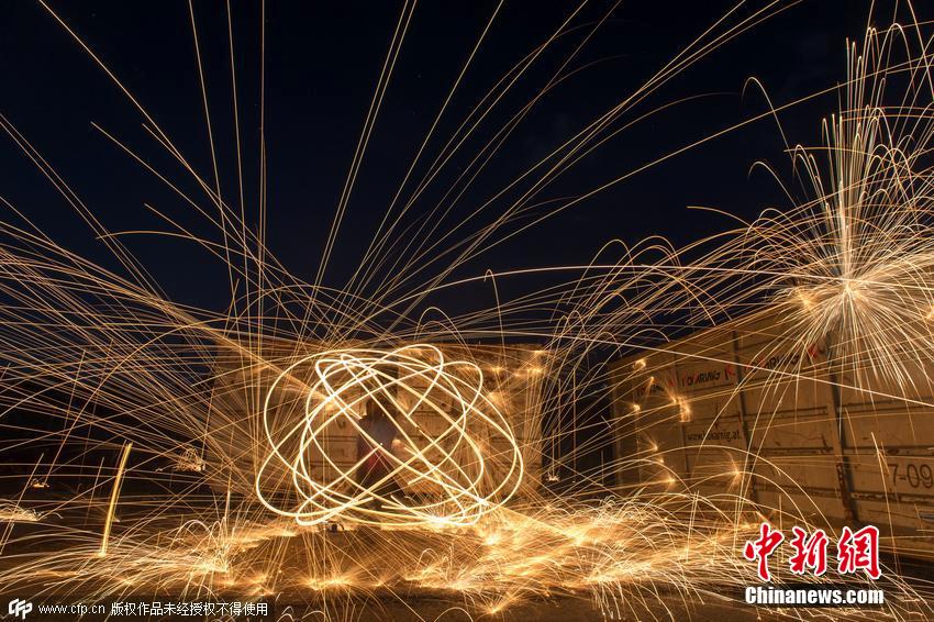 奧地利IT男長曝光拍攝鋼絲燃燒 如焰火絢爛綻放 奧地利IT男長曝光拍攝鋼絲燃燒 如焰火絢爛綻放